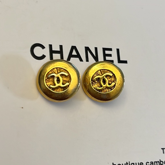 SOLD đź’” AUTHENTIC!! Lot Of 5 Chanel Vintage CC Buttons Gold 1990s - Picture 5 of 9